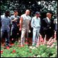 Flower power, como una regadera : photo Clive Owen, David Kelly, Joel Hershman