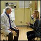 Con C mayúscula : photo Alan Alda, Laura Linney