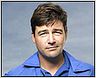 Kyle Chandler protagonizará la serie de dinosaurios de Spielberg