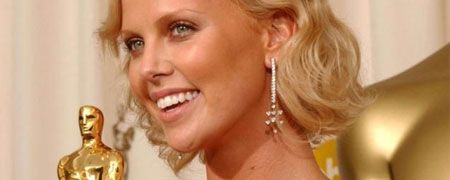 Charlize Theron ('Young Adult') se pelea por vestir de Victoria Beckham en los Oscar